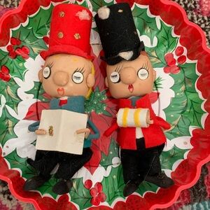 Festive Caroler Figurines